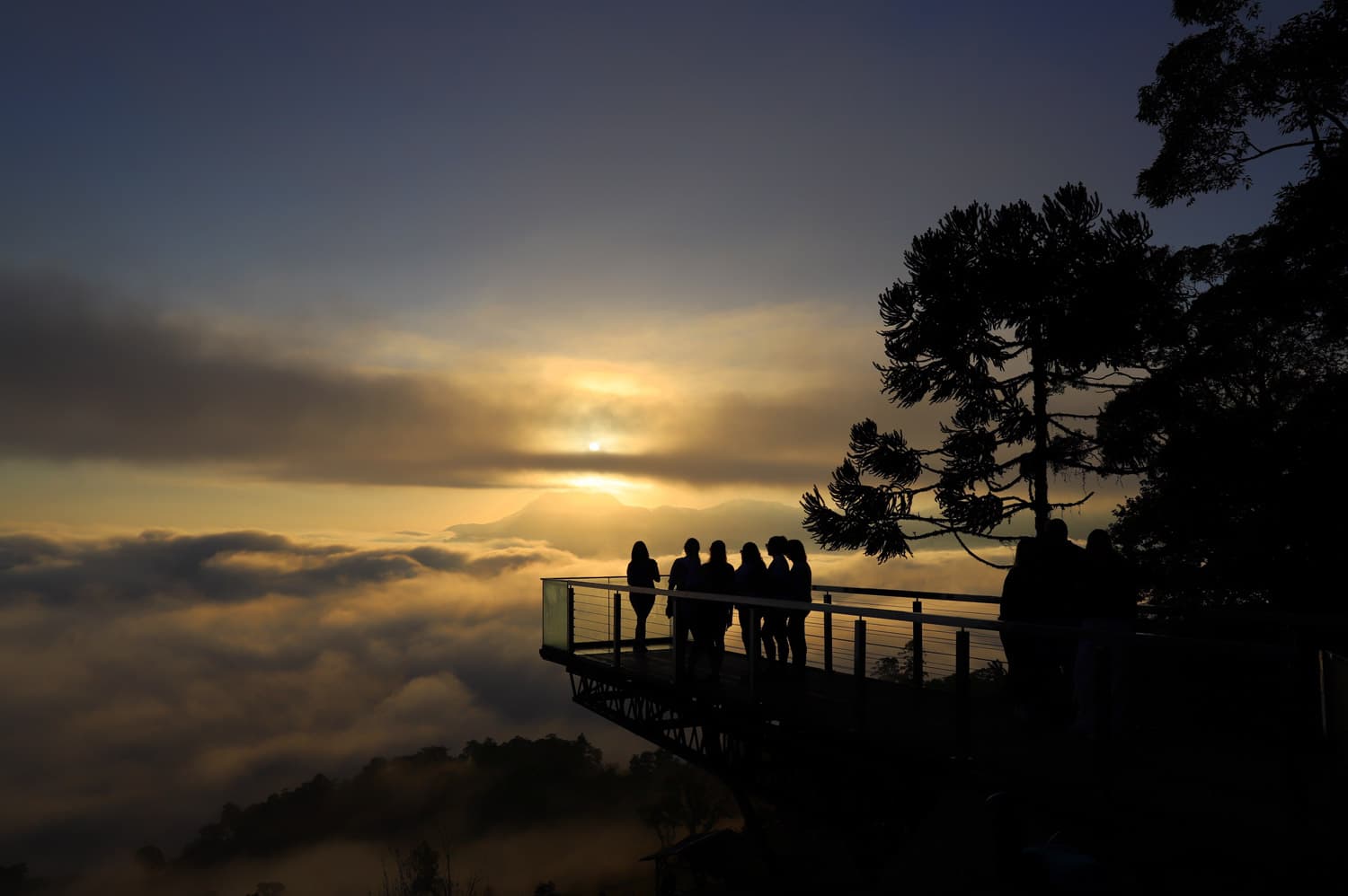 Silhuetas no mirante ao entardecer